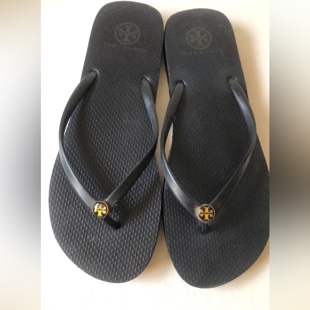 Women’s Tory Burch black with gold flip flops size 9